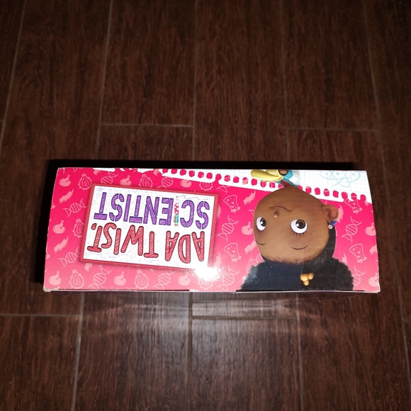 ADA Twist Scientist Lab Doll Talks/Sings Desk Drawing Board Experiments Netflix - Picture 6 of 7